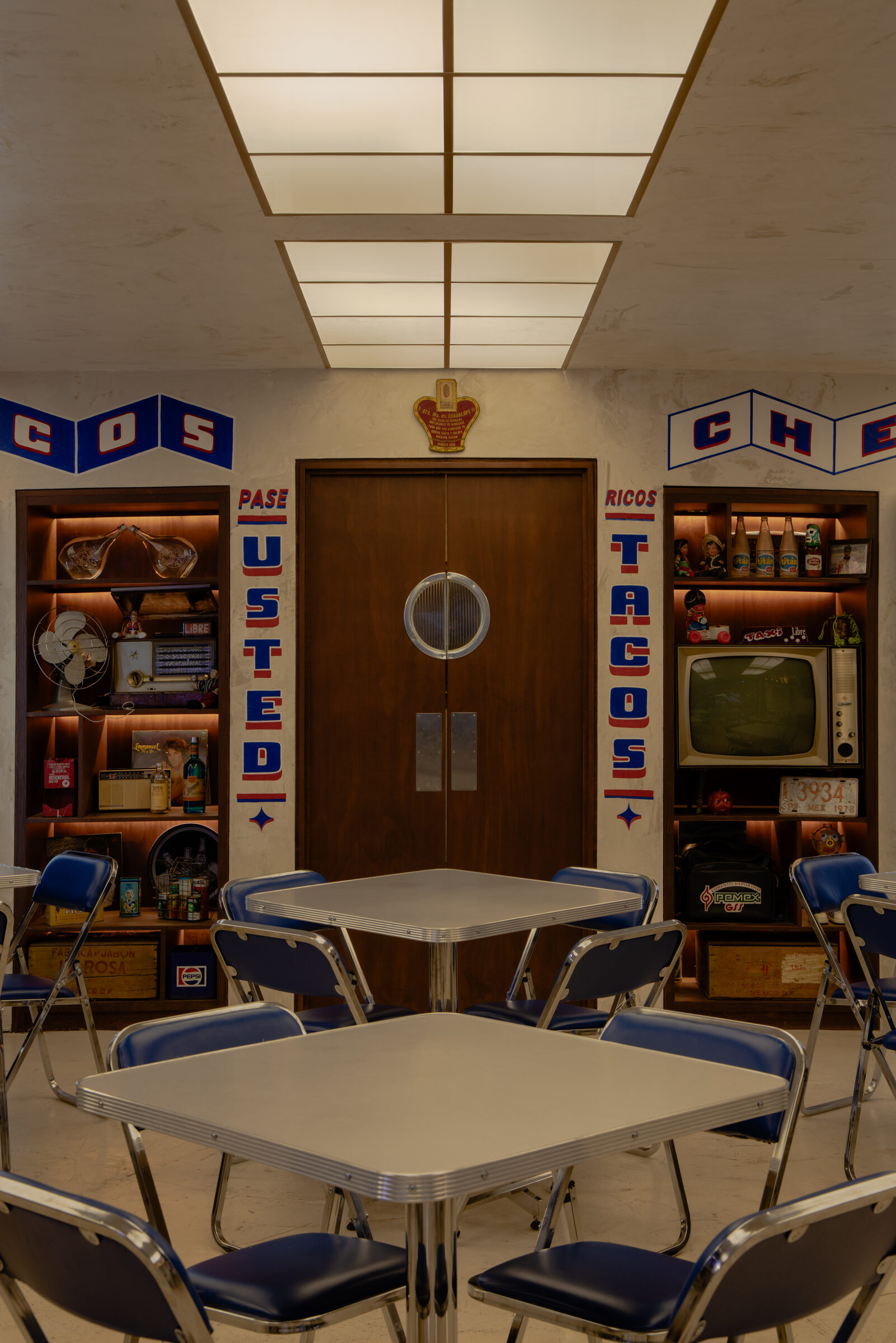 Comedor con carpintería y mobiliario a medida de estilo vintage