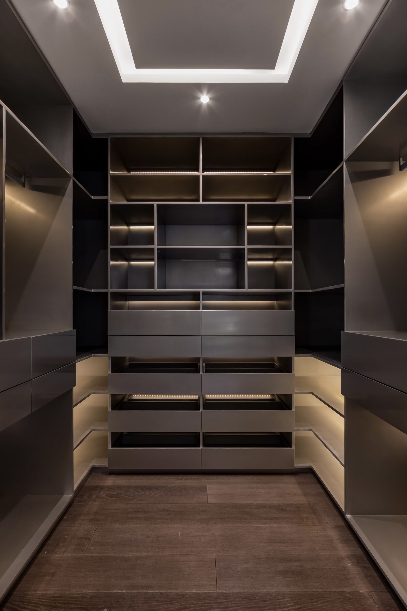 Vestidor con sistema de carpintería integral e iluminación empotrada