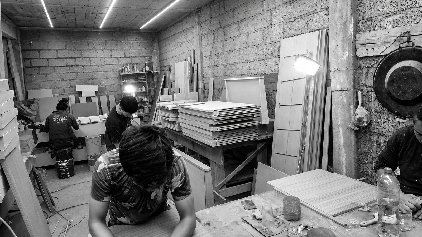 Interior del taller Obscura en Tecámac con carpinteros trabajando piezas de madera